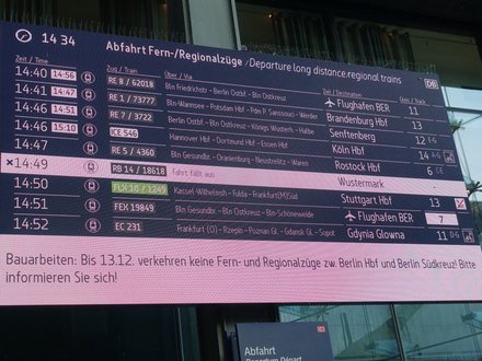 BerlinHbfDepertureBoard20251030.JPG